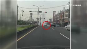 馬路噴泉?!狂噴5層樓高 車路過變