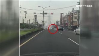 驚見馬路噴泉！汽車路過變「洗車」