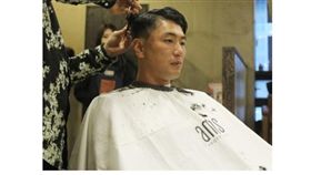 ▲SK飛龍王牌左投金廣鉉久違奪勝後，馬上剪去長髮捐出。（圖／截自韓國媒體）