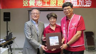 張淑芬頭髮被吹亂　仍親力親為做公益