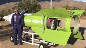 狂阿伯自製火箭終於升空　然後他就掉下來了(圖/翻攝自Mike Hughes臉書)