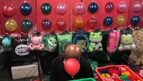 網友夜市玩射氣球，老闆突然蹲下害他差點誤射。（圖／翻攝爆廢公社）