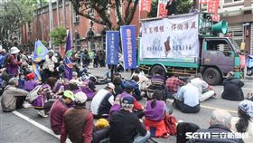 反年改抗議民眾聚集立法院外圍青島東路靜坐抗議。 圖／記者林敬旻攝
