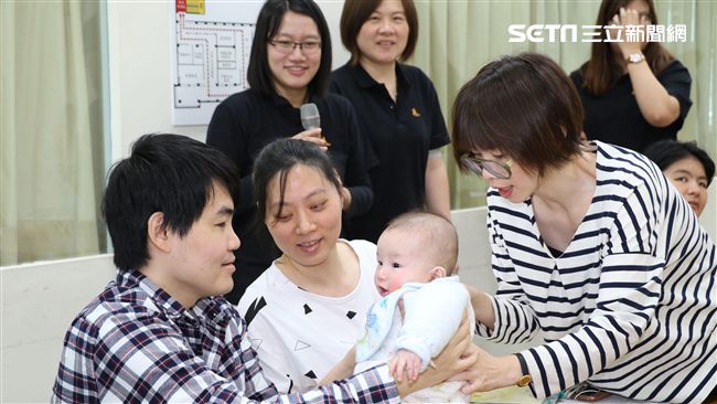 看不見要如何餵奶？憲哥揪妻學育兒