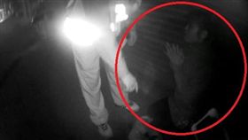 高雄,酒駕,下跪,越南籍,逾期,居留,酒測值,嬌嗔(圖/翻攝畫面)