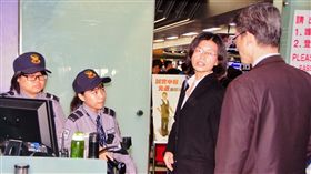 李凈瑜赴陸探監（1）政府組織工作者李明哲的妻子李凈瑜（右2），日前獲陸方同意給予一次性台胞證，26日上午前往桃園機場搭機到中國大陸。中央社記者吳睿騏桃園機場攝　107年3月26日