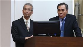 許虞哲吳容輝列席立院備詢財政部長許虞哲（左）與台灣菸酒公司董事長吳容輝（右），26日列席立法院財政委員會，接受立法委員質詢。中央社記者徐肇昌攝  107年3月26日
