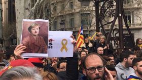 西班牙獨派領袖普伊格蒙特德國被逮將出庭，加泰隆尼亞上萬民眾走上街頭抗議。（圖／翻攝Twitter）