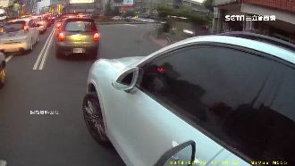 騎士控保時捷逼車　網友爭論：騎太慢