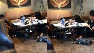 把星巴克當自家！學生脫鞋踩椅邊念書