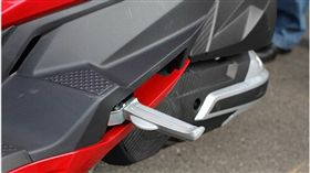 不少機車族都會裝飛旋踏板給後座乘客踩踏，但也常常發生悲劇被「攻擊」。有一名網友日前撞到飛旋踏板，氣得直呼「到底有誰不知道這個可以收？」其他網友看到後紛紛認同，還封飛旋踏板是「小腿終結者」。（圖／翻攝自爆廢公社公開版）