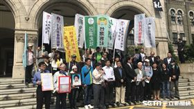 台灣陪審團協會理事長張靜（蓄白鬍者）、台灣永社理事長鄭文龍律師等人，赴司法院前表達訴求。記者潘千詩攝