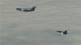 中共IL-78加油機和蘇愷30戰機中共解放軍遠海長航訓練日益頻密，圖為國防部2017年11月22日發布轟6、運8、Tu-154、IL-78加油機與蘇愷30等機型照片。（資料照片）中央社　107年1月4日