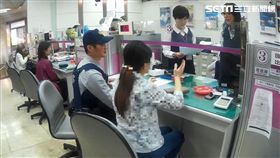 張女打算匯款1萬5千元美金，保七警員隨即上前關心，並從她持有的假聯合國及FATF獲利證書，研判張女遇上詐騙集團，及時阻止她受騙匯款（翻攝畫面）