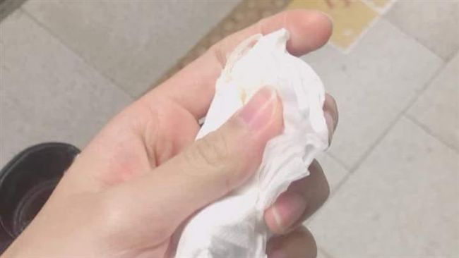 望窗外落淚…情侶遞無價衛生紙暖哭她