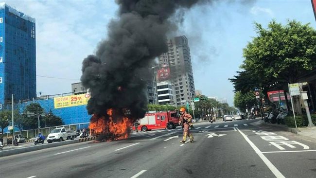 小貨車突竄火燒成骨架　駕駛跳車逃生