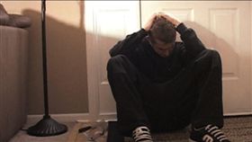 逼婚還逼昏？單身男被母「唸」到發瘋
中國,單身,逼婚,催婚,精神疾病,崩潰,壓力
https://www.flickr.com/photos/handecapped/2812885963/
（圖／攝影者hand:E:capped entertainment, Flickr CC License）