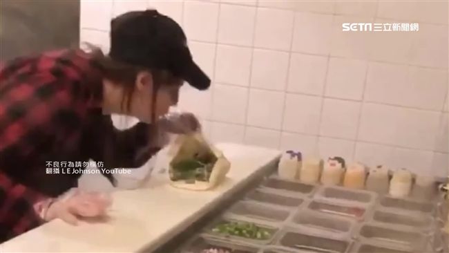 速食店員心情差　竟對客人食物吐口水