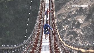 南投秘境雙龍瀑布！水管橋吊橋遭擅闖