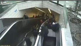 土耳其伊斯坦堡某地鐵站電扶梯突故障，當場「生吞」一男子（圖／翻攝自YouTube）