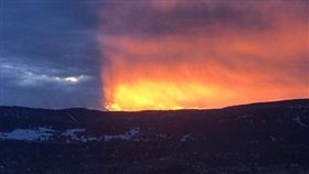 加拿大卑詩省基洛納（Kelowna）出現「陰陽天」奇景（圖／翻攝自traviscopan IG）