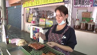 客買香腸丟包36萬　老闆娘請警送回