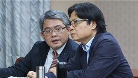 立院初審都更條例　葉俊榮：釘子戶將減少立法院內政委員會26日初審通過都更條例修正草案，針對都更不同意戶將強制辦理聽證，並明定處理程序，若仍無法解決爭議，政府可代為拆除。內政部長葉俊榮（右）說，未來釘子戶將減少。左為內政部次長花敬群。中央社記者裴禛攝　107年3月26日