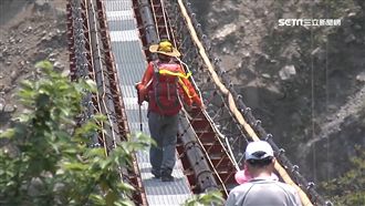 毫無安全措施！民眾擅闖超危險水管橋