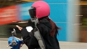 騎士,三寶,騎車,滑手機,追焦,照相,技術,爆料公社　圖／翻攝自臉書爆料公社