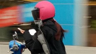 立院三讀！行車吸菸、機車用手機罰鍰提高