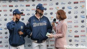 ▲NC恐龍洋投Logan Verrett（中）首次先發獲選單場MVP。（圖／記者蕭保祥攝）