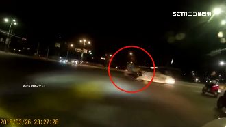 BMW闖紅燈撞飛騎士　他竟棄車肇逃