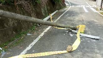 修路燈工人6米重摔　頭骨骨折鼻冒血