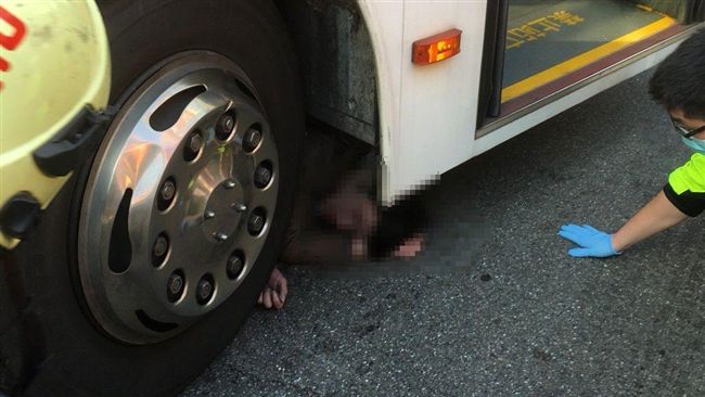 公車機車擦撞　騎士夾困車底昏迷送醫