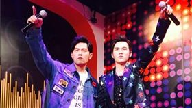 周杰倫跟蠟像合照。（合成圖／翻攝自網路）