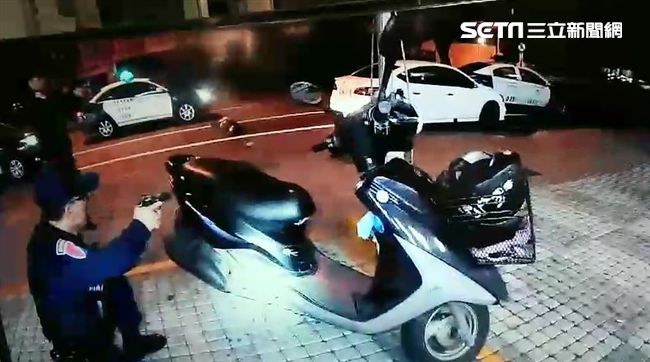 嫌開槍前丟槍給同夥：警察來了快上膛