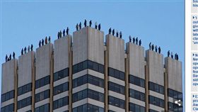 自殺,CALM,Project 84,英國獨立電視台,ITV,頂樓,跳樓,雕像,Simon Gunning,Mark Jenkins,請願(圖／翻攝自每日郵報)