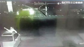 白色BMW轎車高速追撞機車騎士監視器畫面曝光（翻攝畫面）