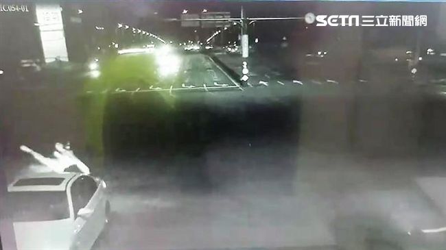 白色BMW肇逃　監視器重現撞擊瞬間