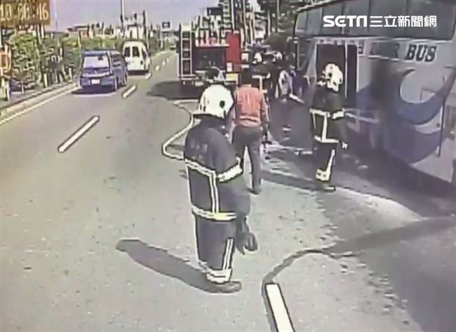 陸客遊覽車爆胎冒煙！19遊客逃生