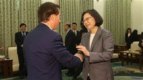 總統接見美眾議院外交委員會主席（1）總統蔡英文（前右）27日在總統府，接見美國聯邦眾議院外交委員會主席羅艾斯（Ed Royce, R-CA）（前左），並握手致意。中央社記者吳家昇攝  107年3月27日