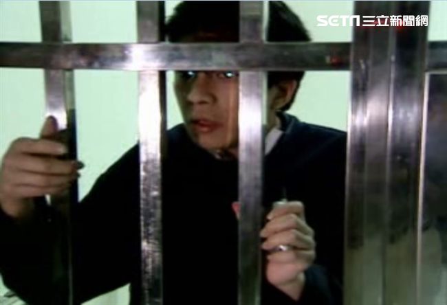 嫌襲警被擊斃　哥勸：背著棺材過日子