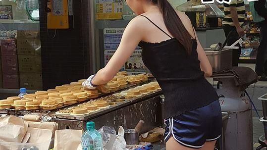 她穿這樣賣車輪餅　網：口味不重要了