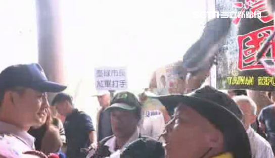 不滿棚架被拆　公投盟跑到北市府丟鞋