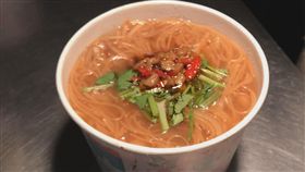 大腸麵線配上辣蘿蔔。（圖／記者黃峻廷攝影）