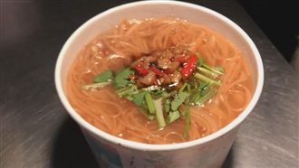 人氣「阿國麵線」 讓顧客摸黑也要吃