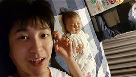 ▲小小愛熟睡還不忘握著爸爸的手。（圖／翻攝自江宏傑臉書）
