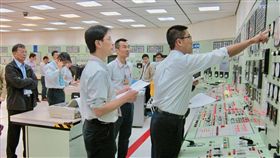 核二廠2號機再轉  台電總經理坐鎮核二2號機今獲原能會併聯審查同意，中午12時55分併聯發電，台電總經理鍾炳利（左）現場坐鎮、督導併聯工作。（台電提供）中央社記者黃雅娟傳真  107年3月27日