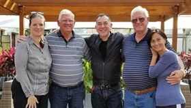 黃秋生跟同父異母的雙胞胎哥哥。（圖／翻攝自黃秋生臉書）