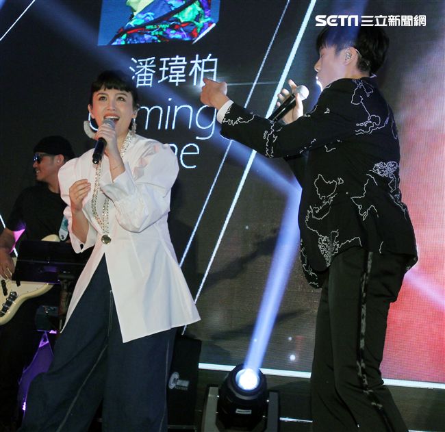 魏如萱、韋禮安以現場演唱方式揭曉「2017年度十大華語歌曲」獎。（記者邱榮吉/攝影）